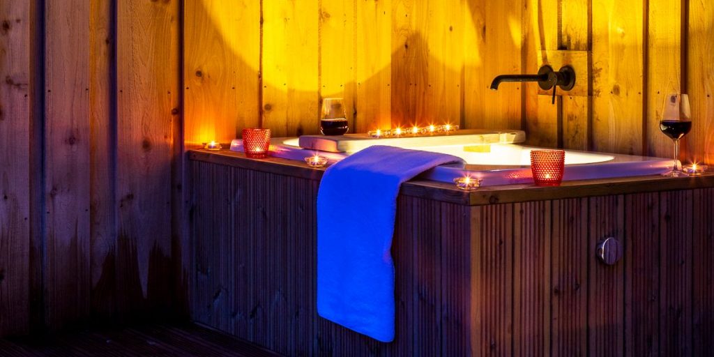 Glamping Cabin with Outdoor Bath | Forest of Dean